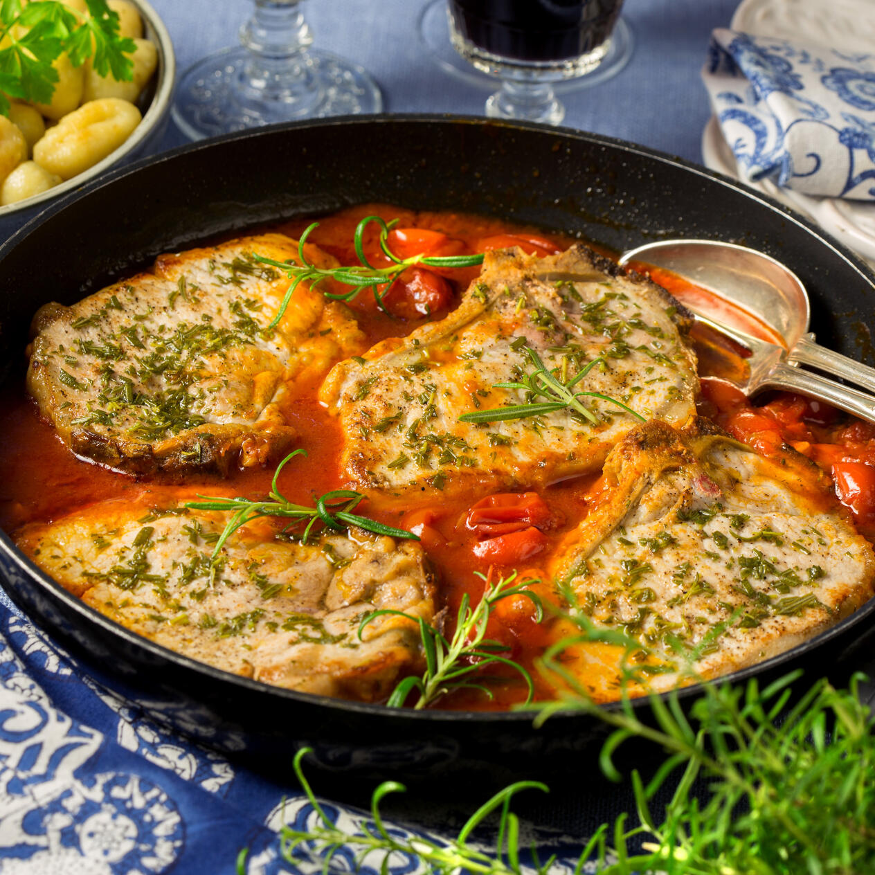 Rosmarinstekt kotlett i mustig tomatsås med gnocchi