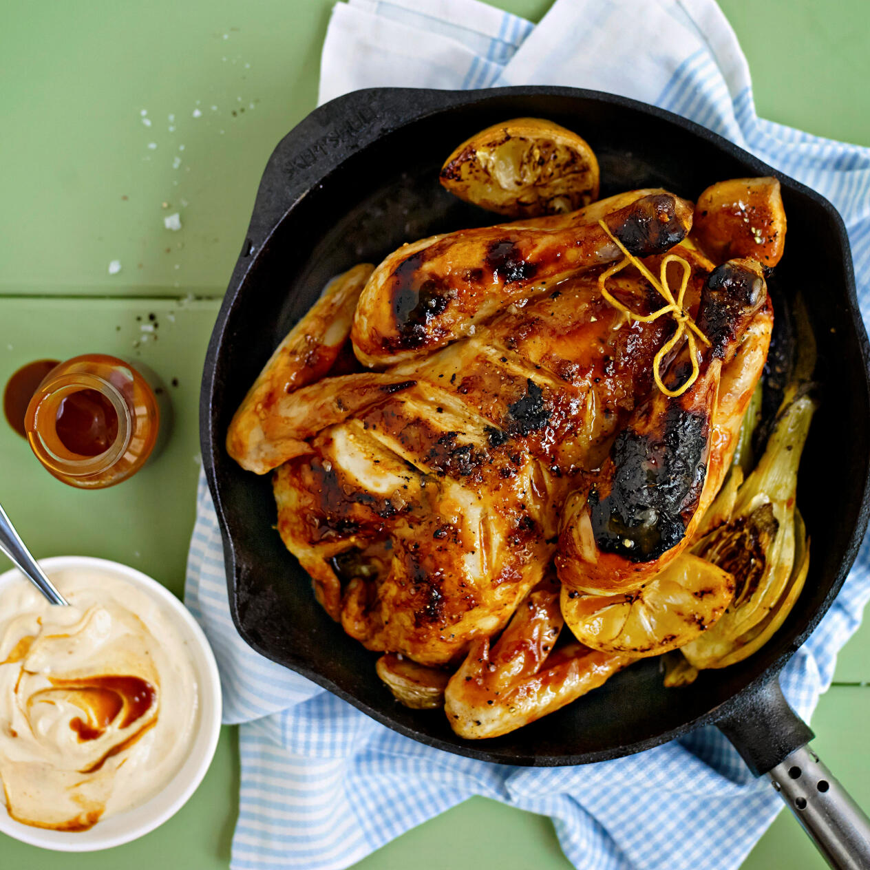 Hel bbq-kyckling med fänkål och citron