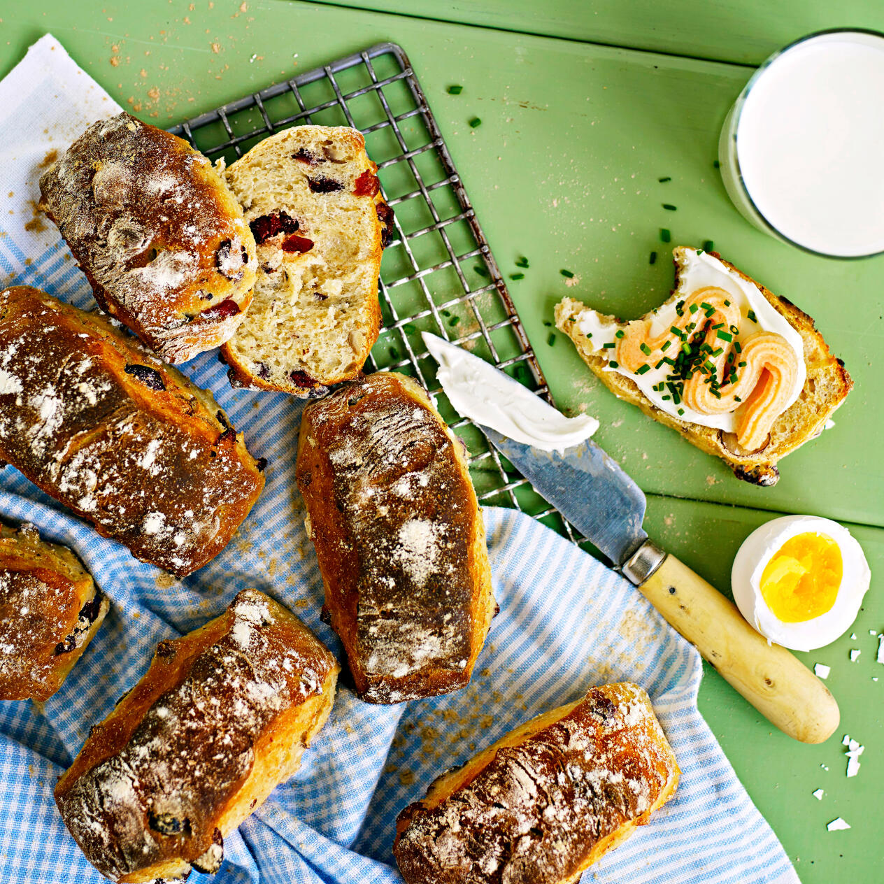 Yoghurtbröd med hasselnötter och tranbär