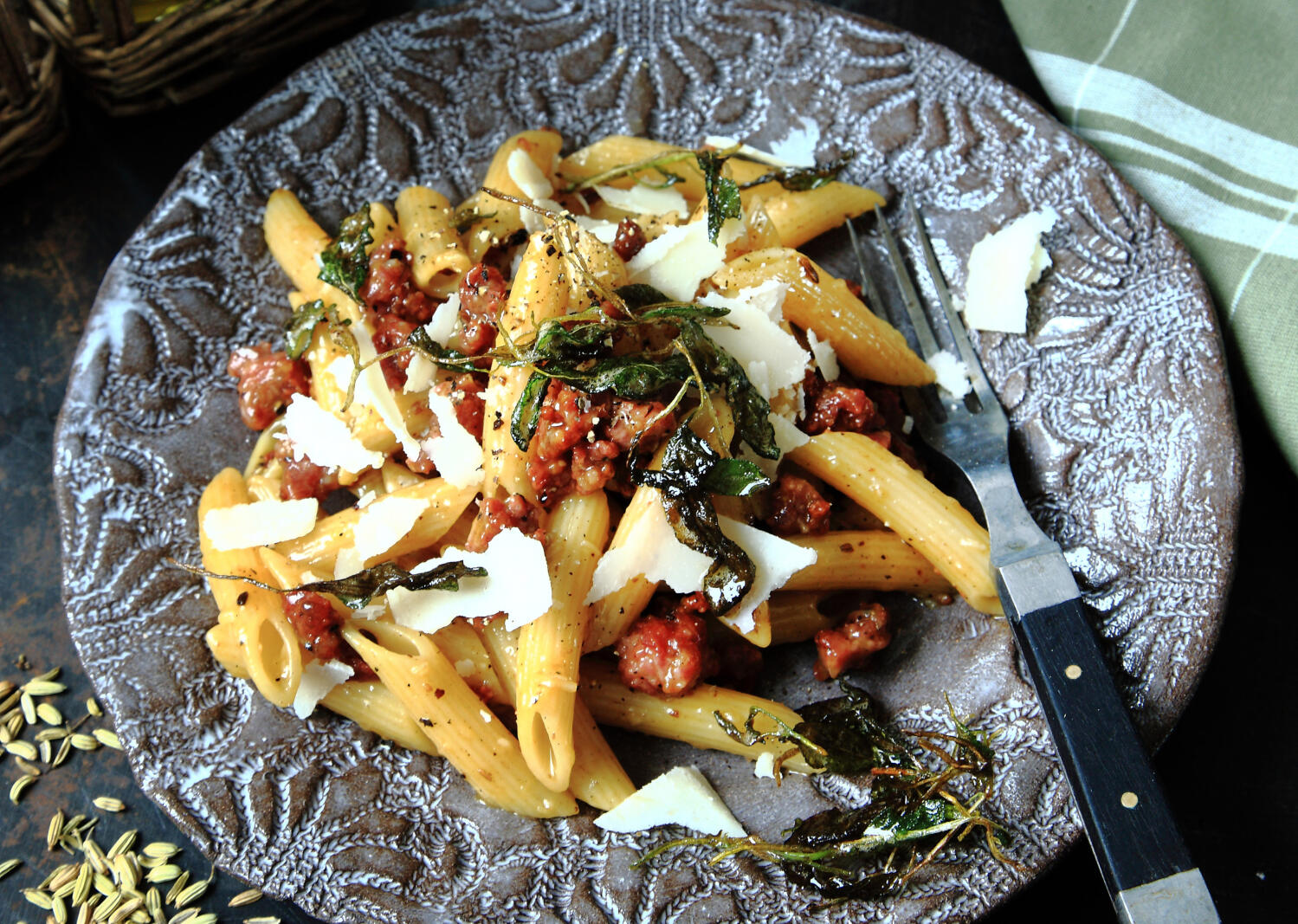 Penne carbonara med salsiccia