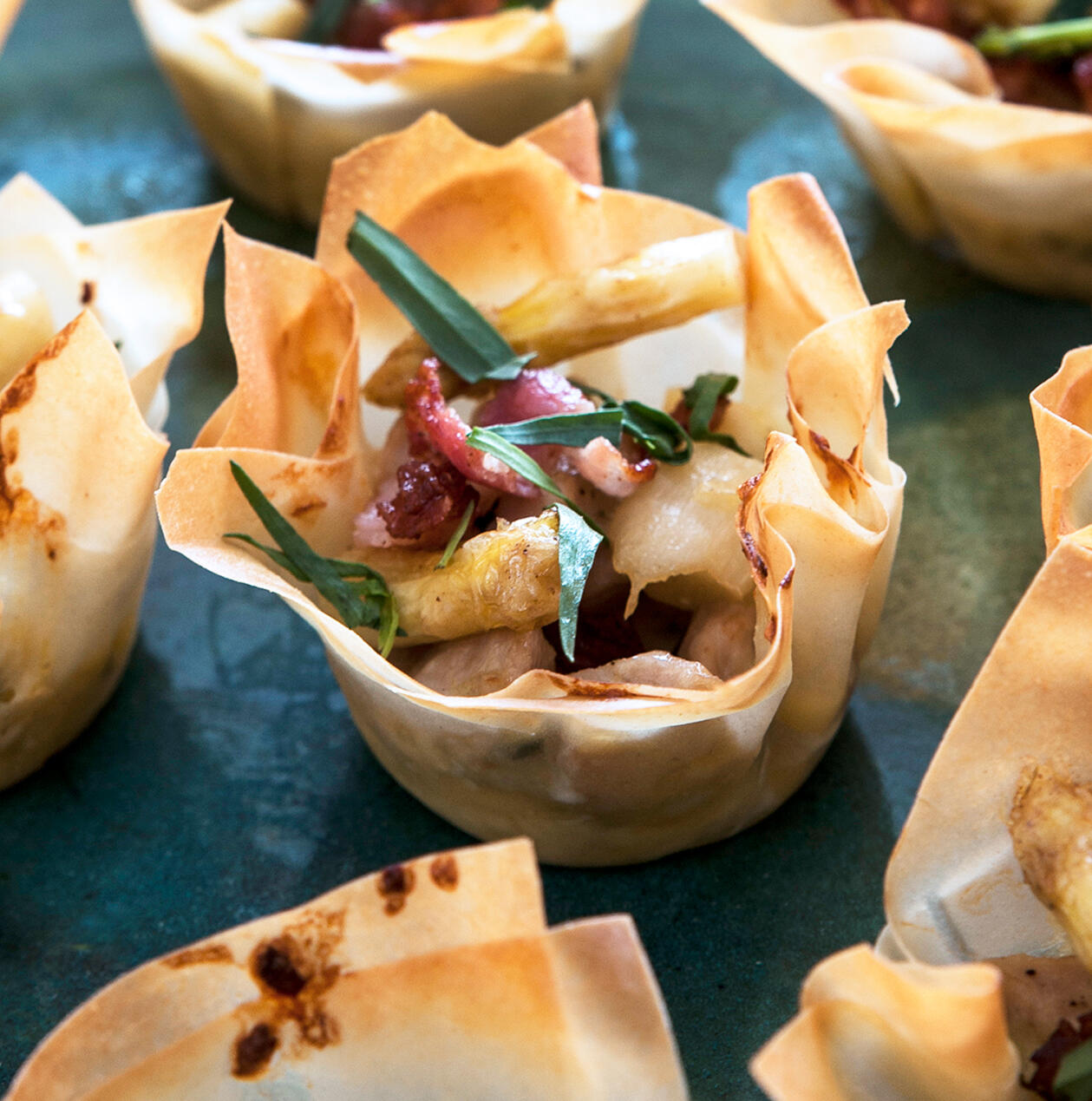 Kyckling och vit sparris i filokorg