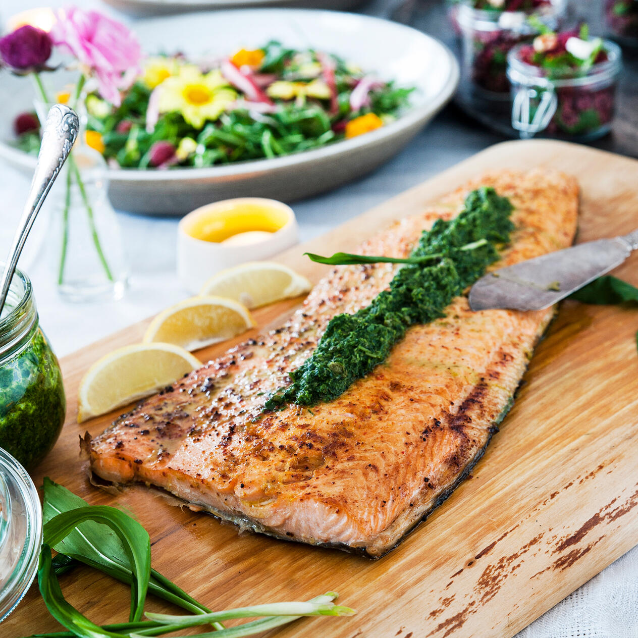 Ugnsbakad laxsida med Salsa Verde på ramslök