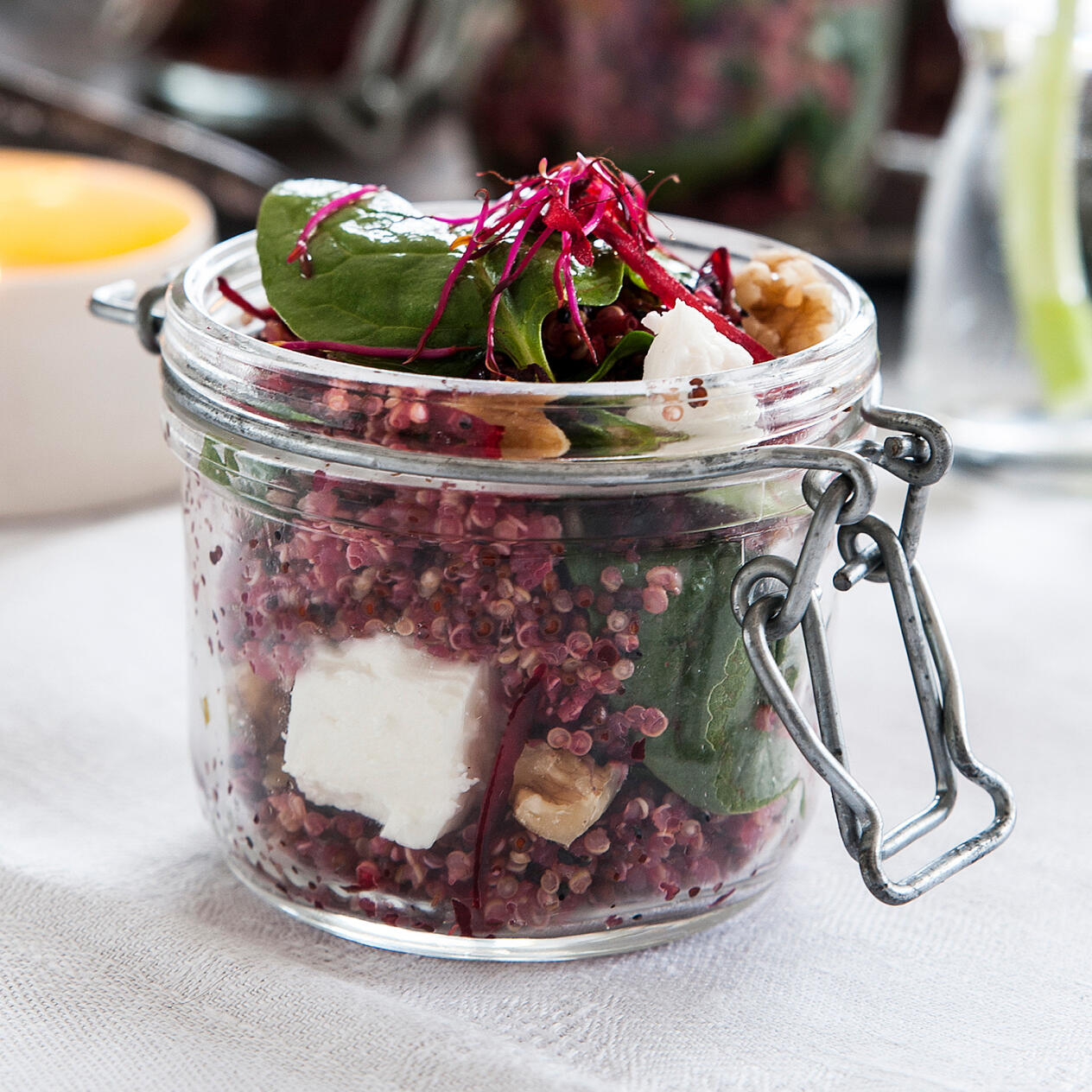 Quinoasallad med rödbetor,  valnötter och fetaost