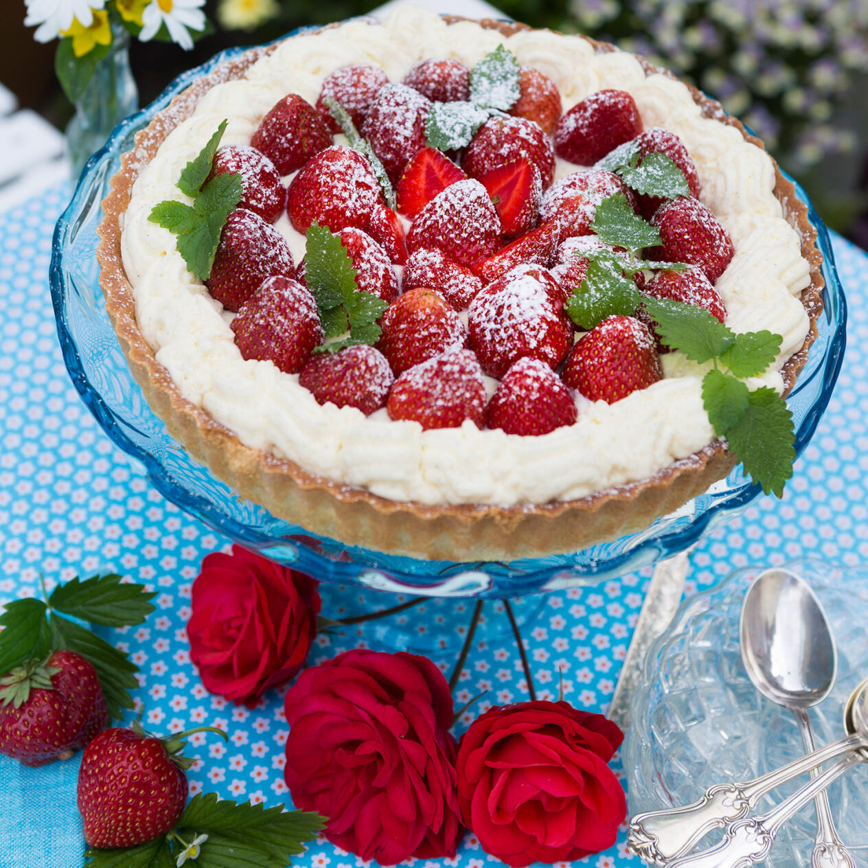 Jordgubbspaj med vit chokladkräm