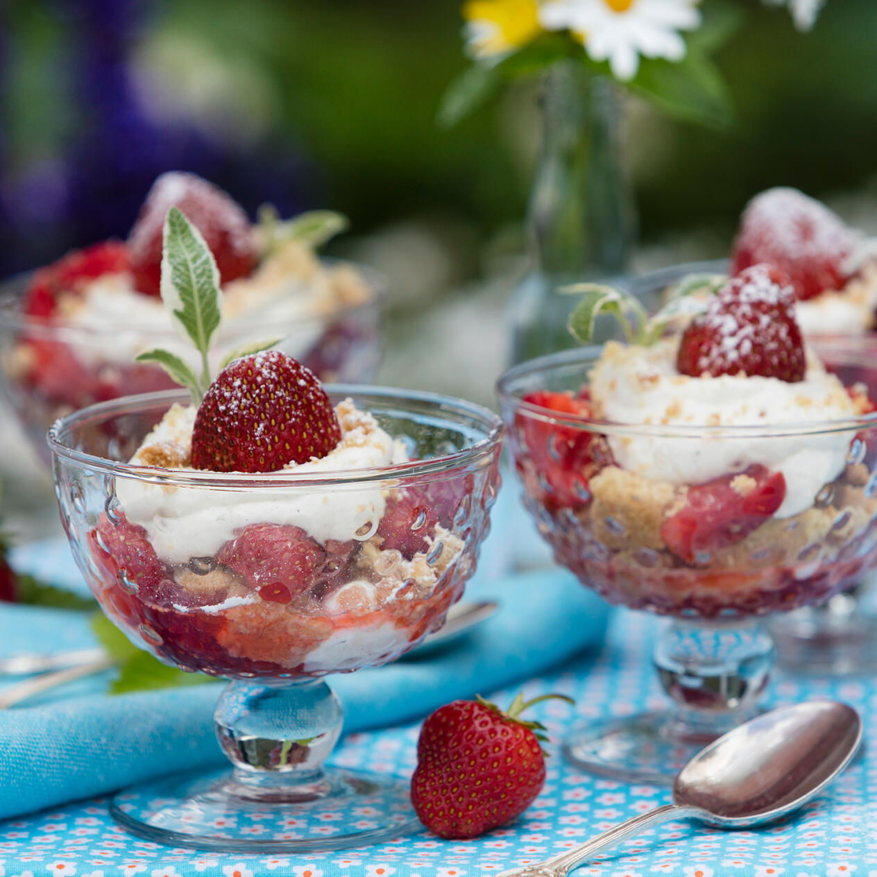 Jordgubbsdessert med vaniljgrädde