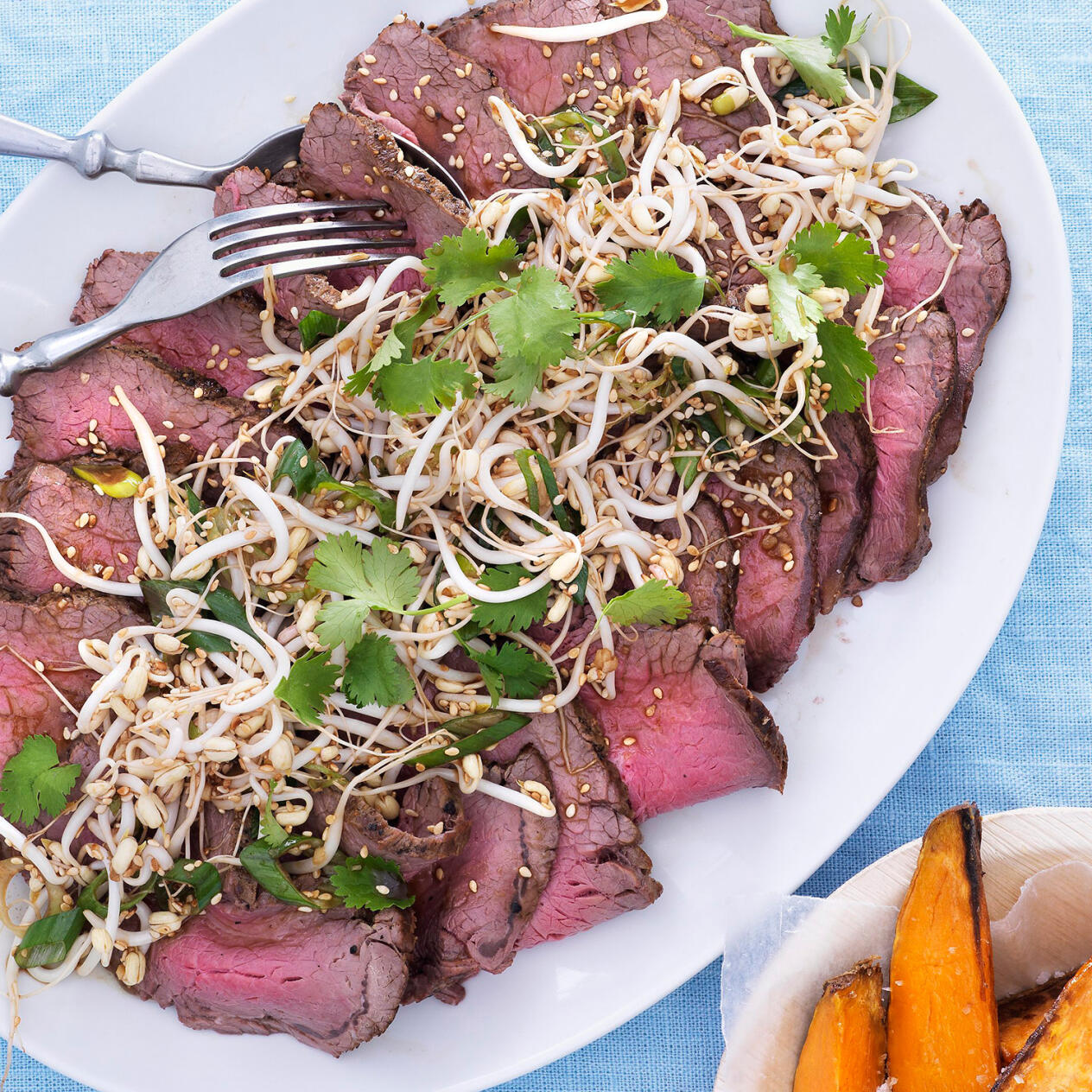 Rostbiff med böngroddssallad och rostad sötpotatis