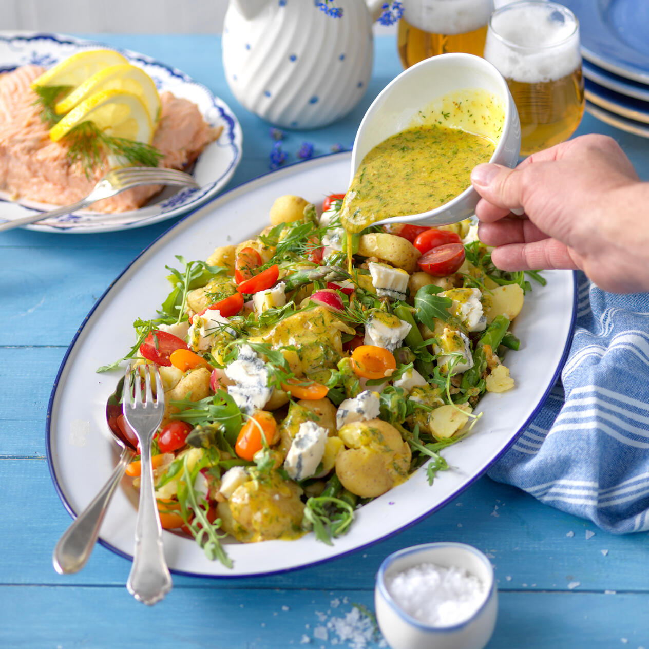 Krossad färskpotatis, primörer och gorgonzolaost