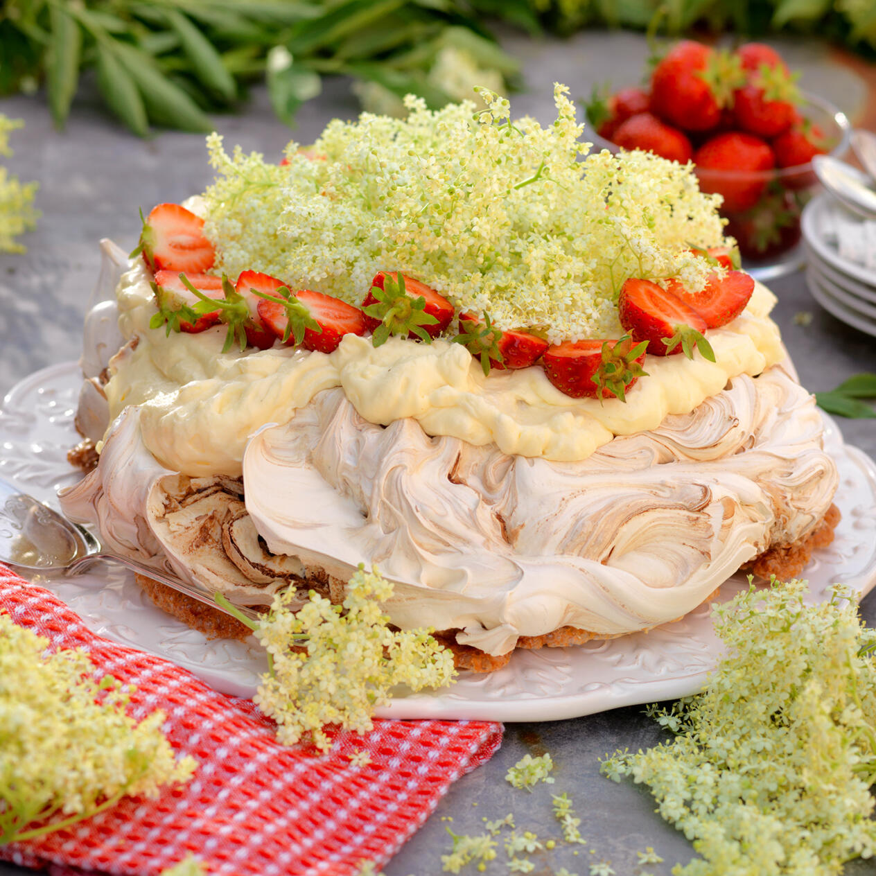 Marängtårta med fläderkräm