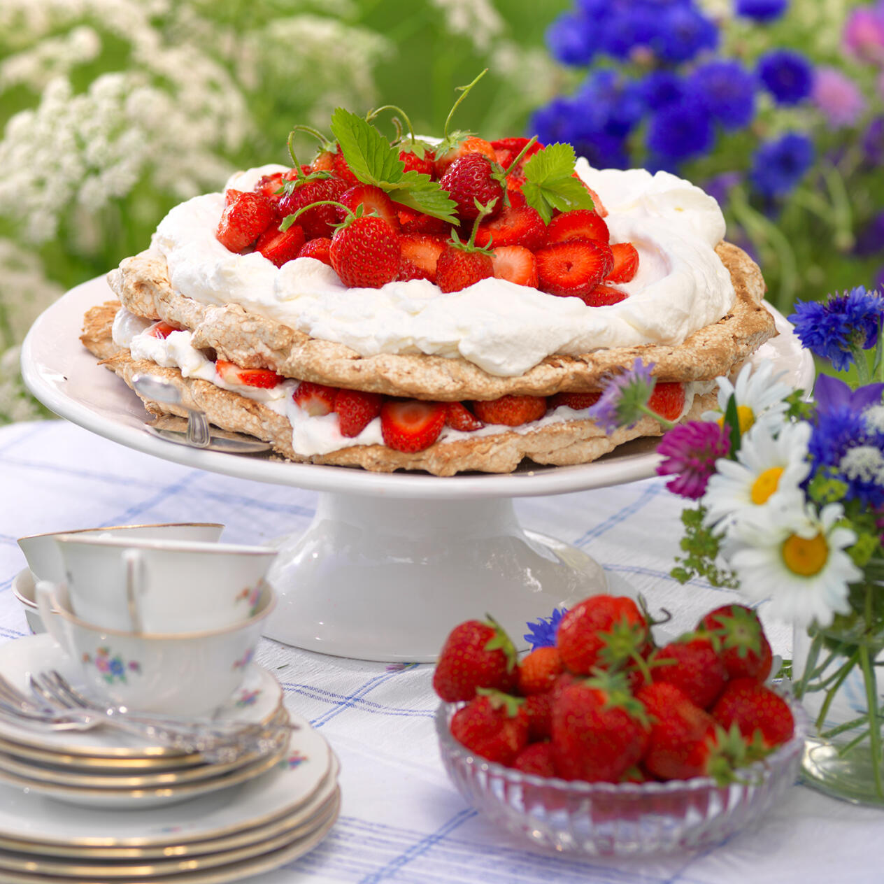 Midsommartårta med hasselnötter och jordgubbar