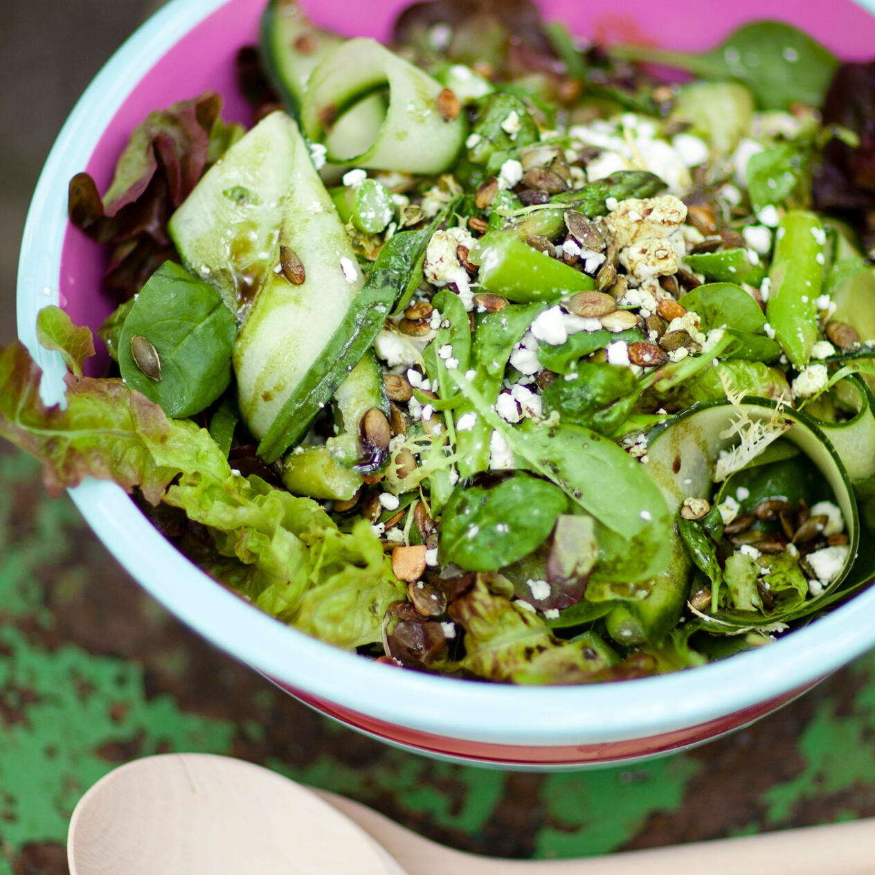 Grönsallad med fetaost och rostade pumpakärnor