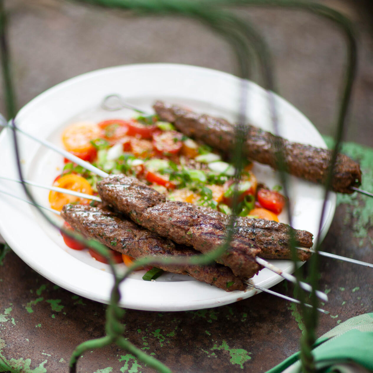 Färsspett med tomatsallad