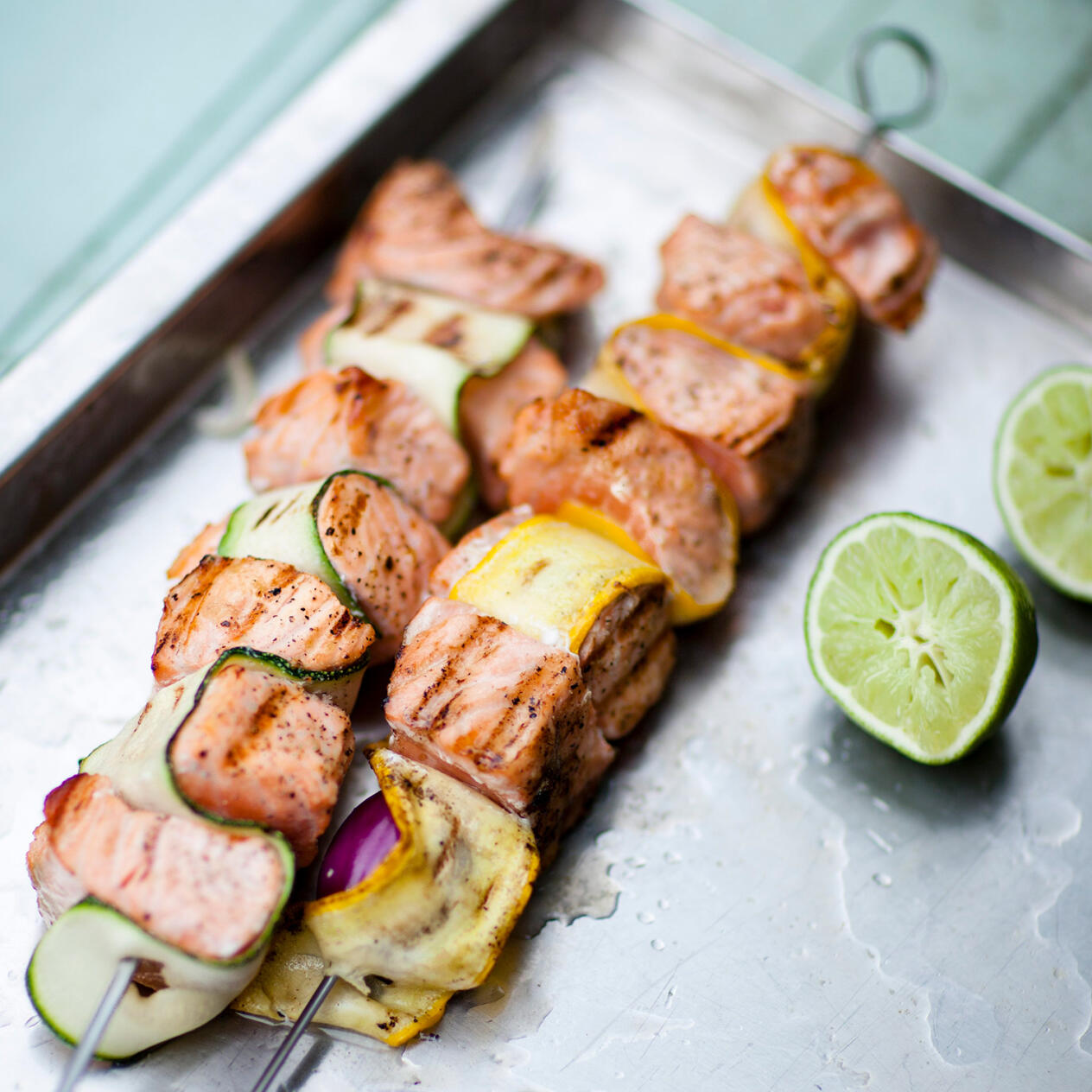 Laxspett med zucchinigirlanger