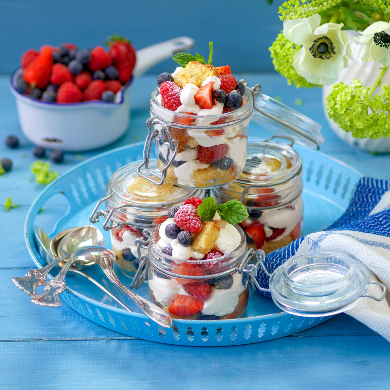 Trifle med amaretto marinerad sockerkaka, färska bär och vispgrädde