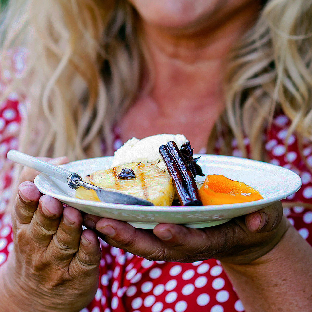 Grillad ananas med kryddig fruktsirap och vaniljglass