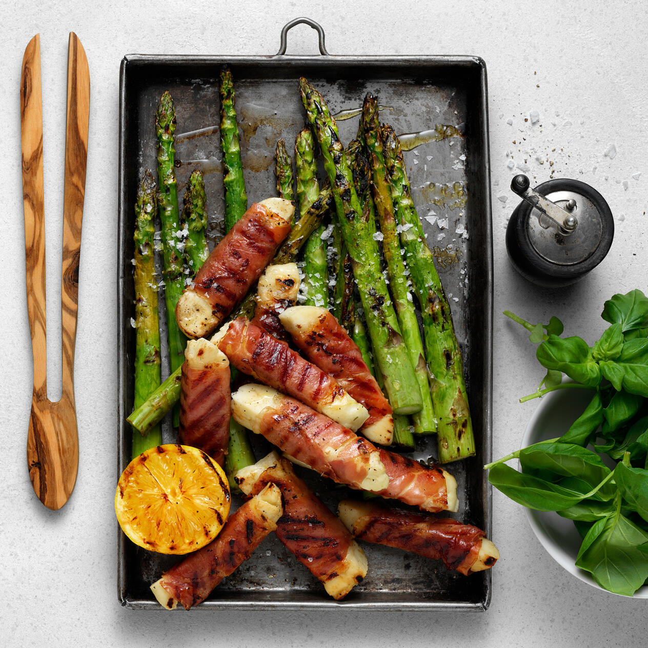 Prosciuttolindad halloumi med örtolja och sparris