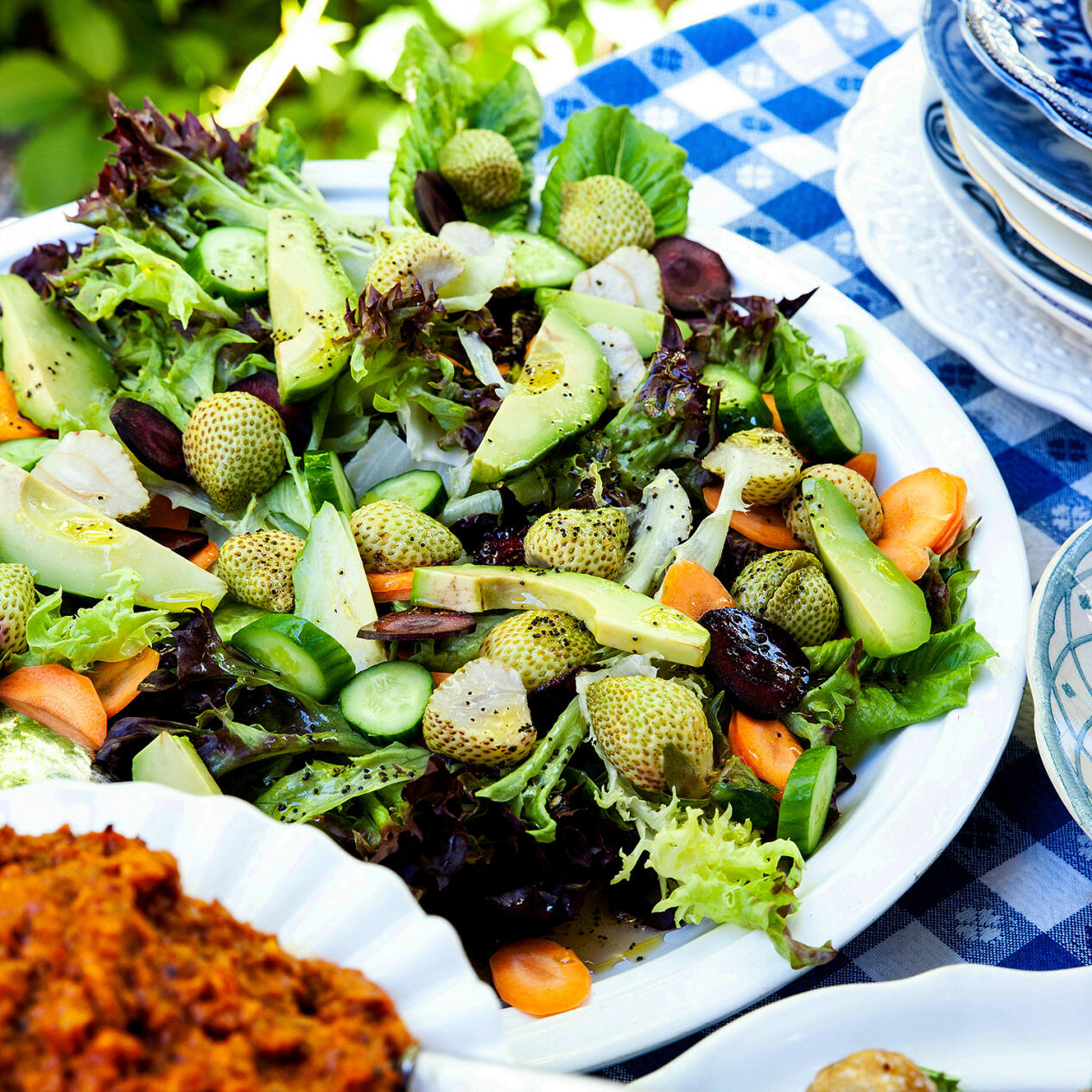 Grönsallad med avokado och picklade jordgubbar