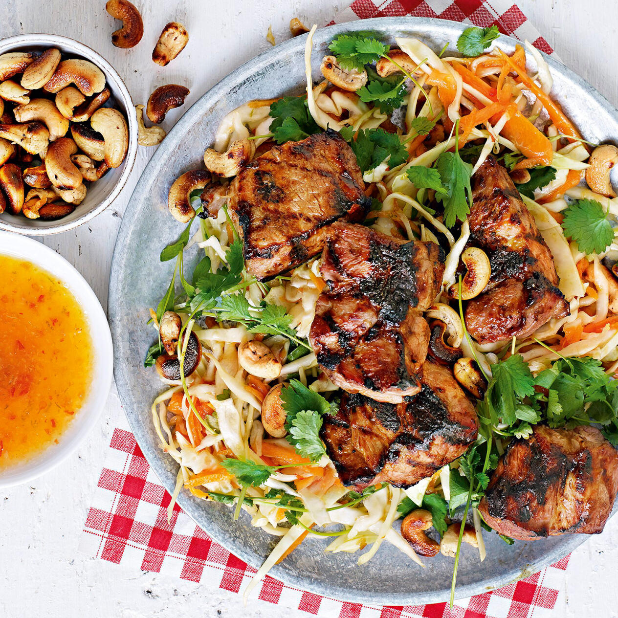 Grillad fläskkarré med asiatisk kålsallad