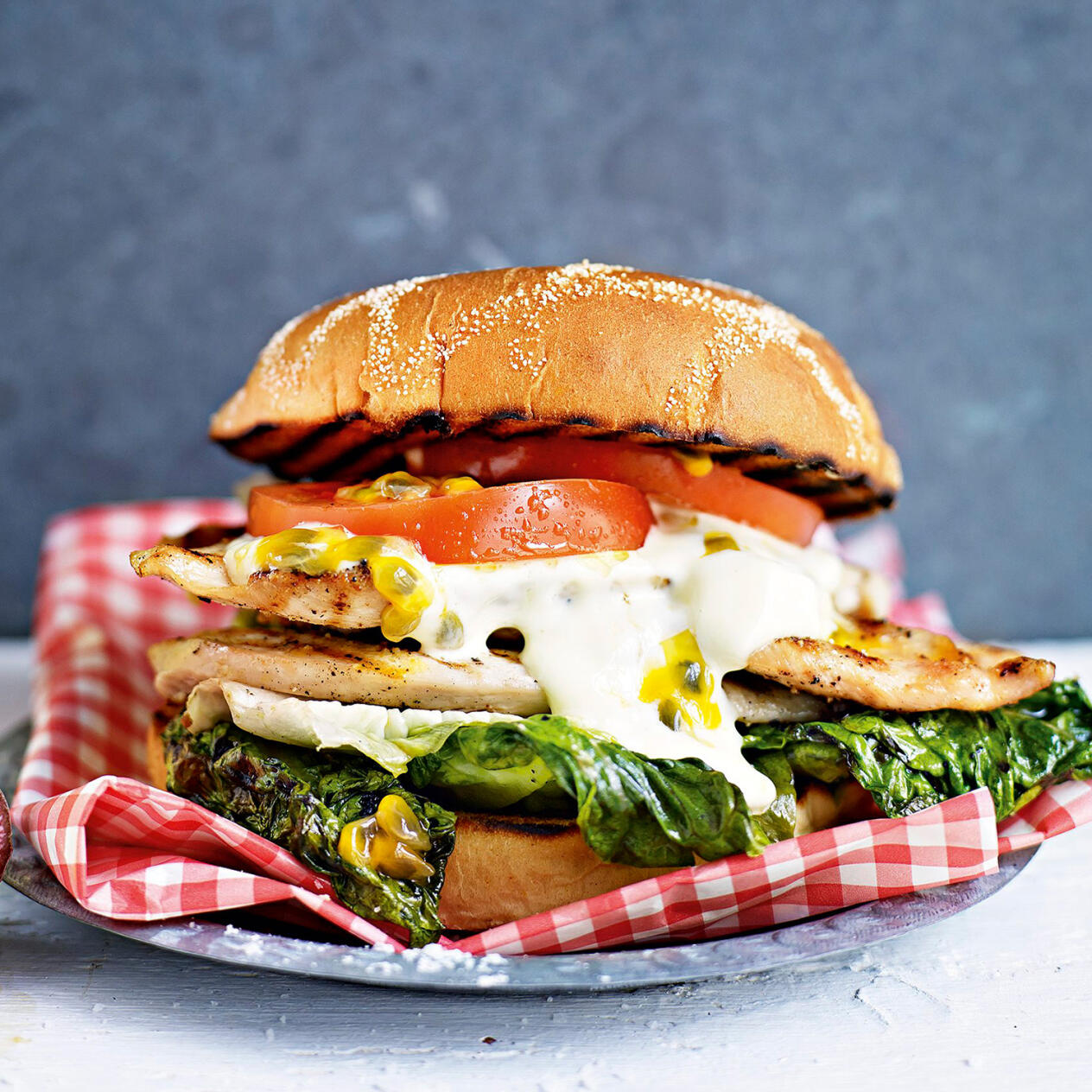 Kycklingburgare med limeaioli och passionsfrukt