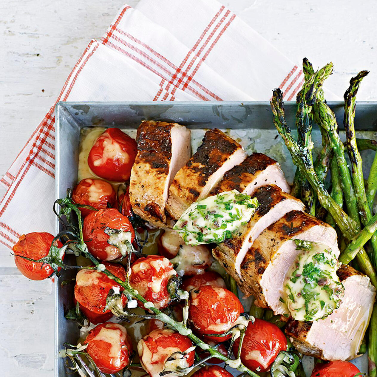 Fläskytterfilé av rapsgris med grillad tomatsallad och sardellsmör