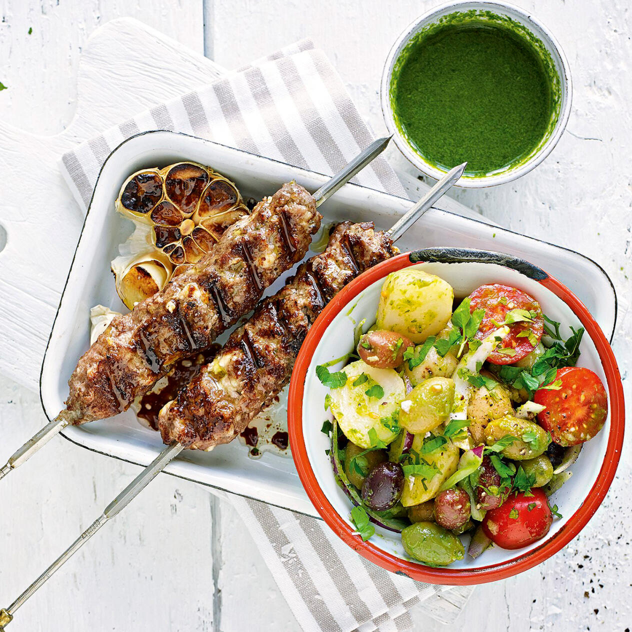 Grekiska spett med potatissallad, oliver och persilja