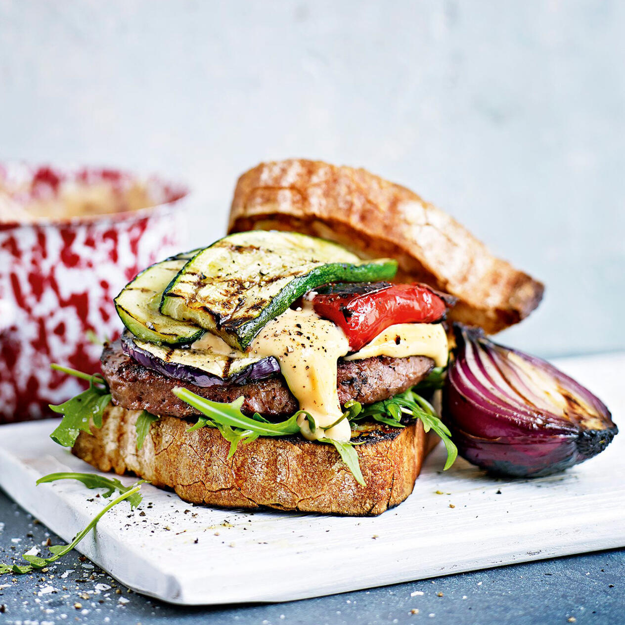 Högrevsburgare med grillade grönsaker