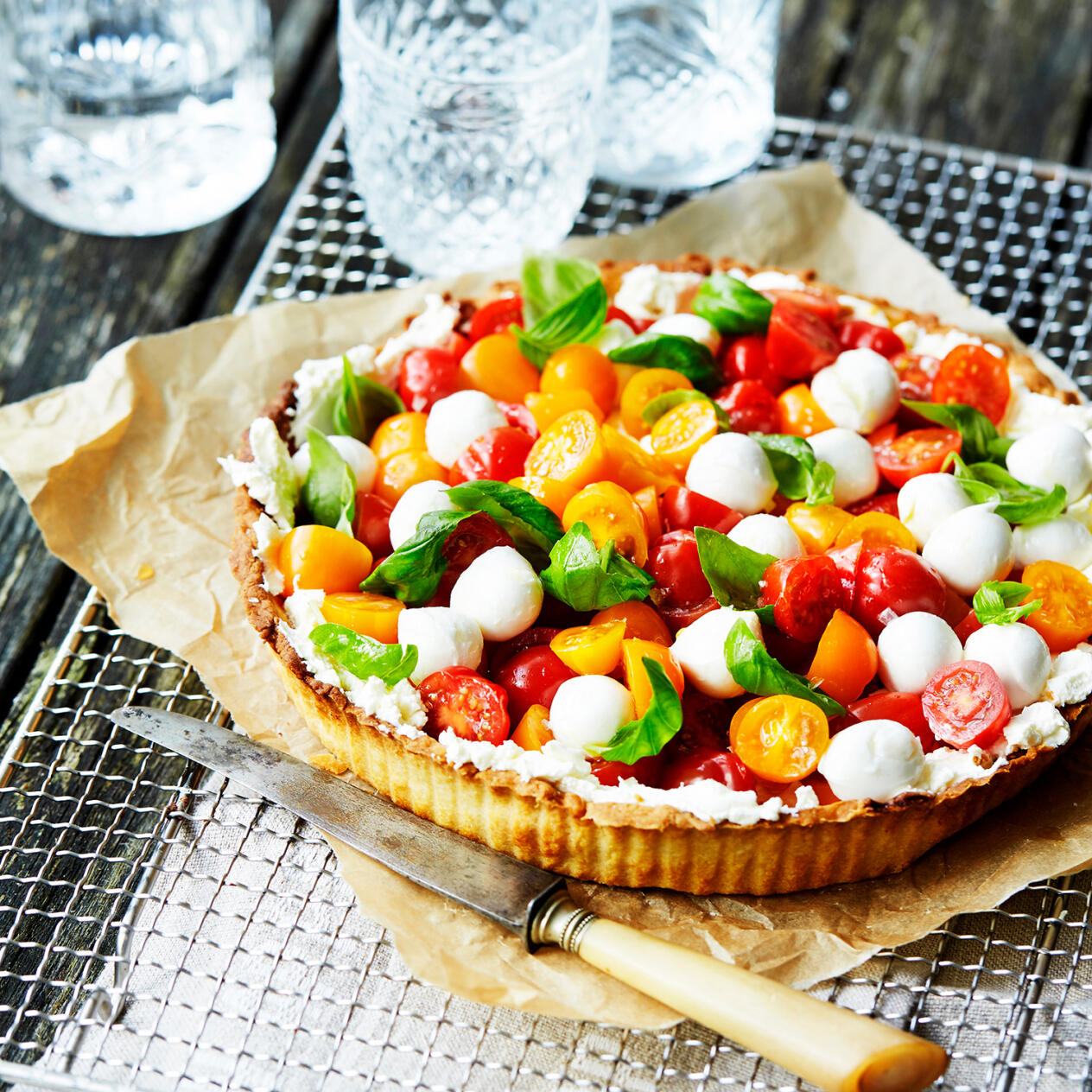 Tomatpaj med minimozzarella och basilika