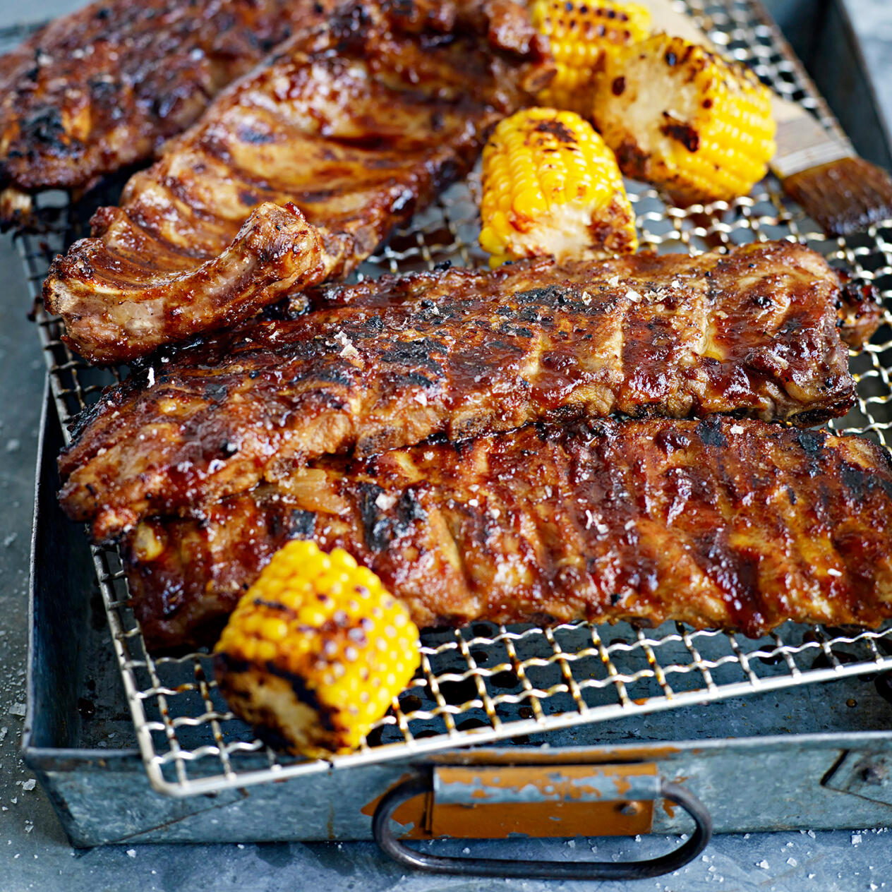 Glaserade ribs med grillad majskolv