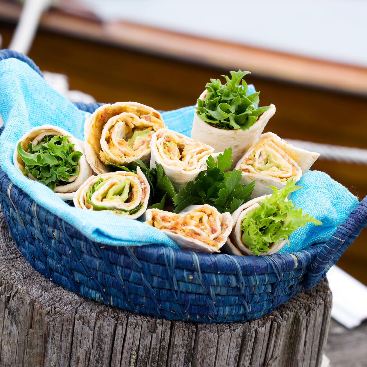 Tunnbrödsrullar med hummus och baconströssel