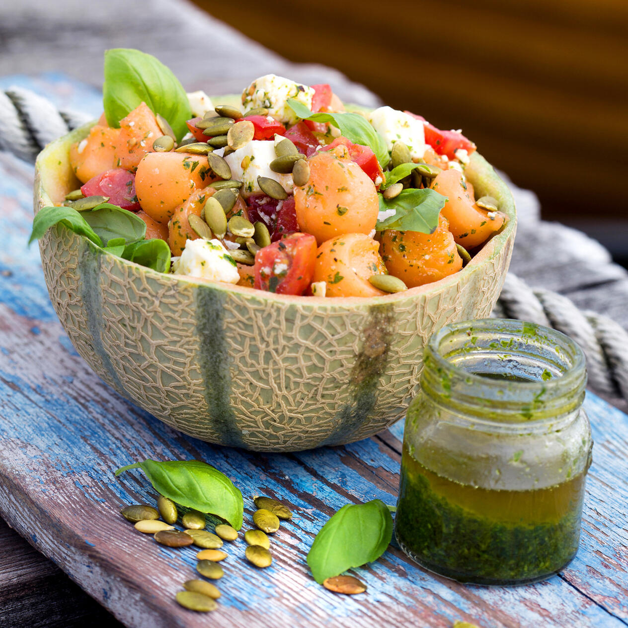 Melon, tomat- och fetaostsallad med basilikadressing