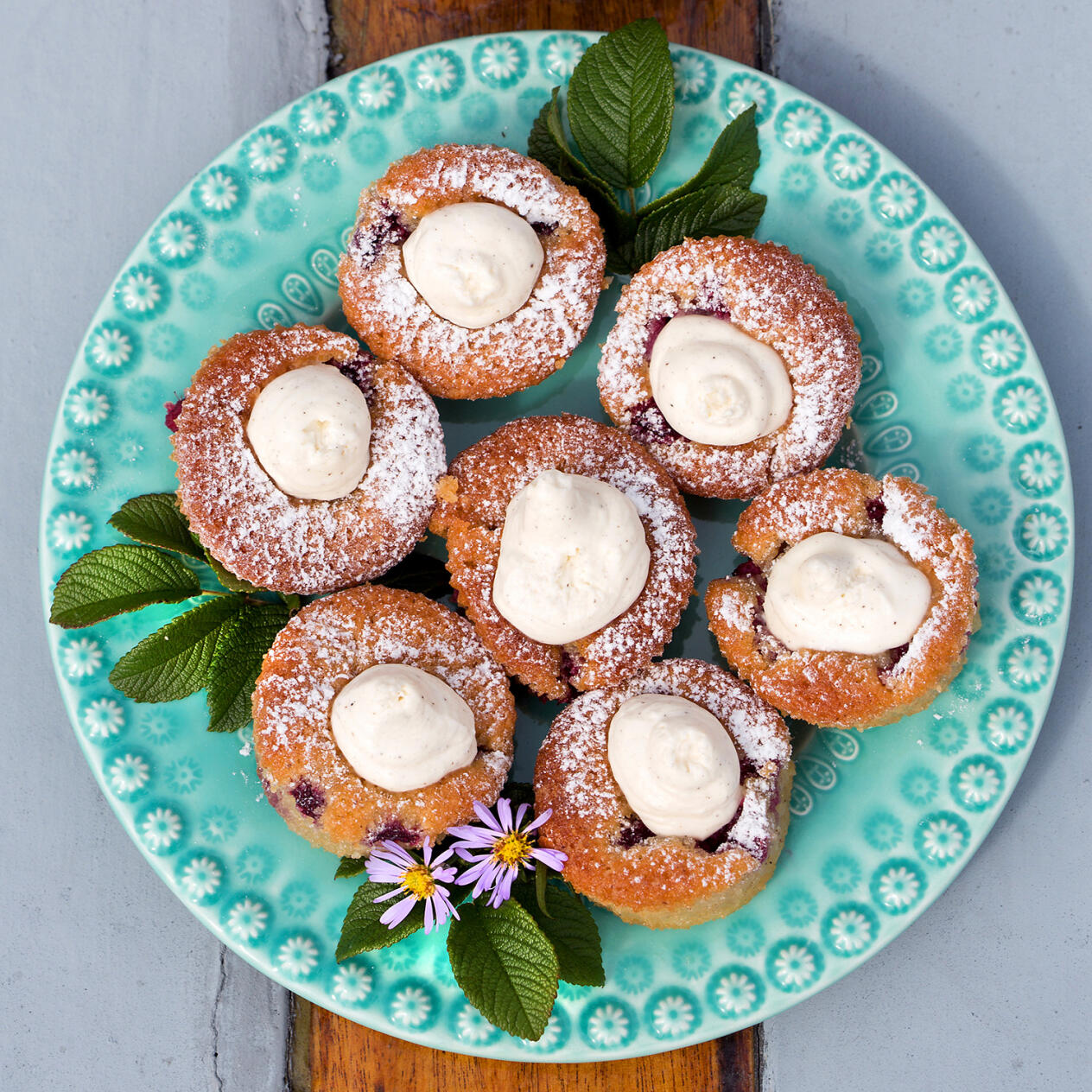 Mandelkakor med hallon och vit choklad och vaniljgrädde