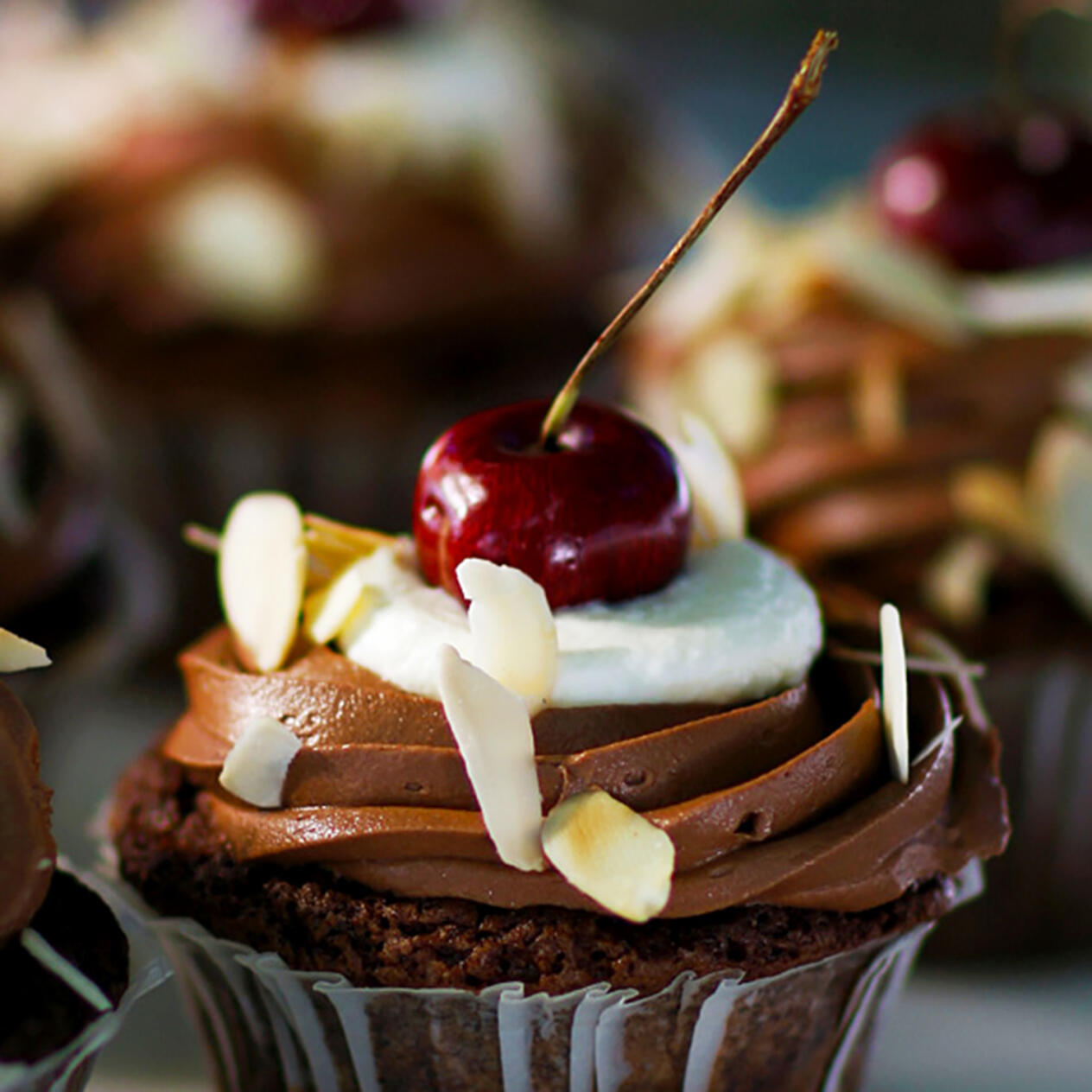 Syndiga schwartzwaldmuffins med körsbär