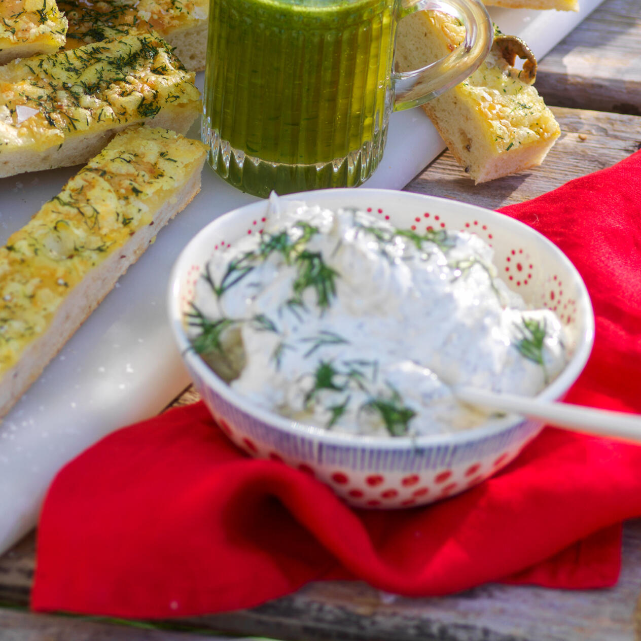 Vispat brynt smör med citron och dill