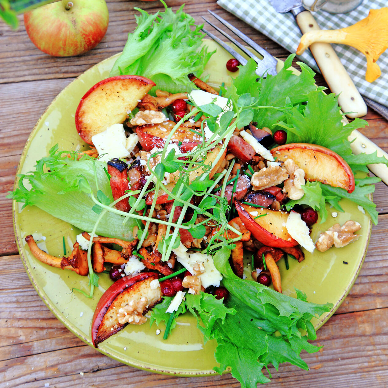 Kantarellsallad med rökt sidfläsk