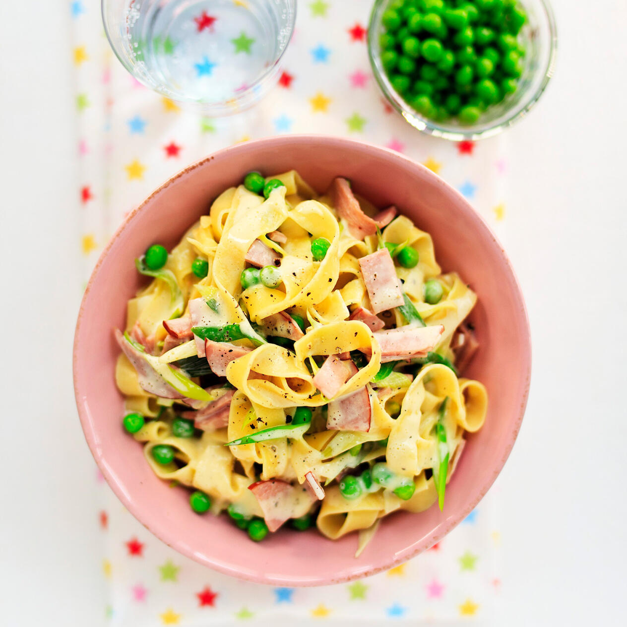 Tagliatelle med skinka och ärtor