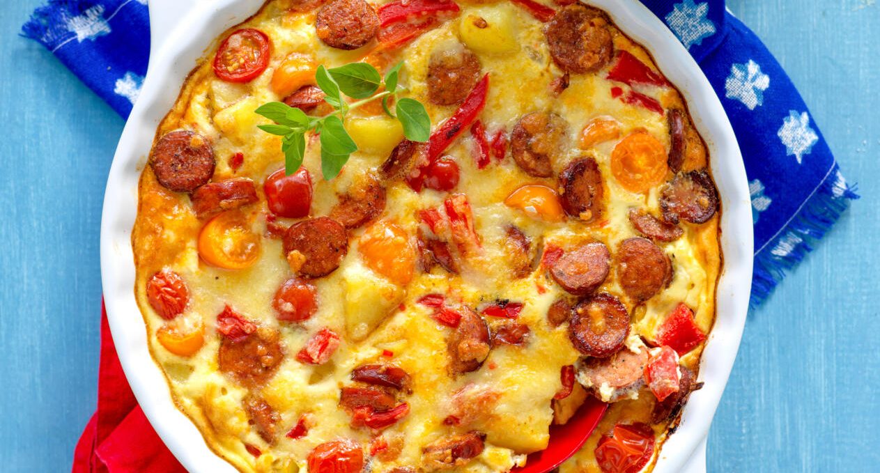 Snabba gratängen med kryddiga korvar