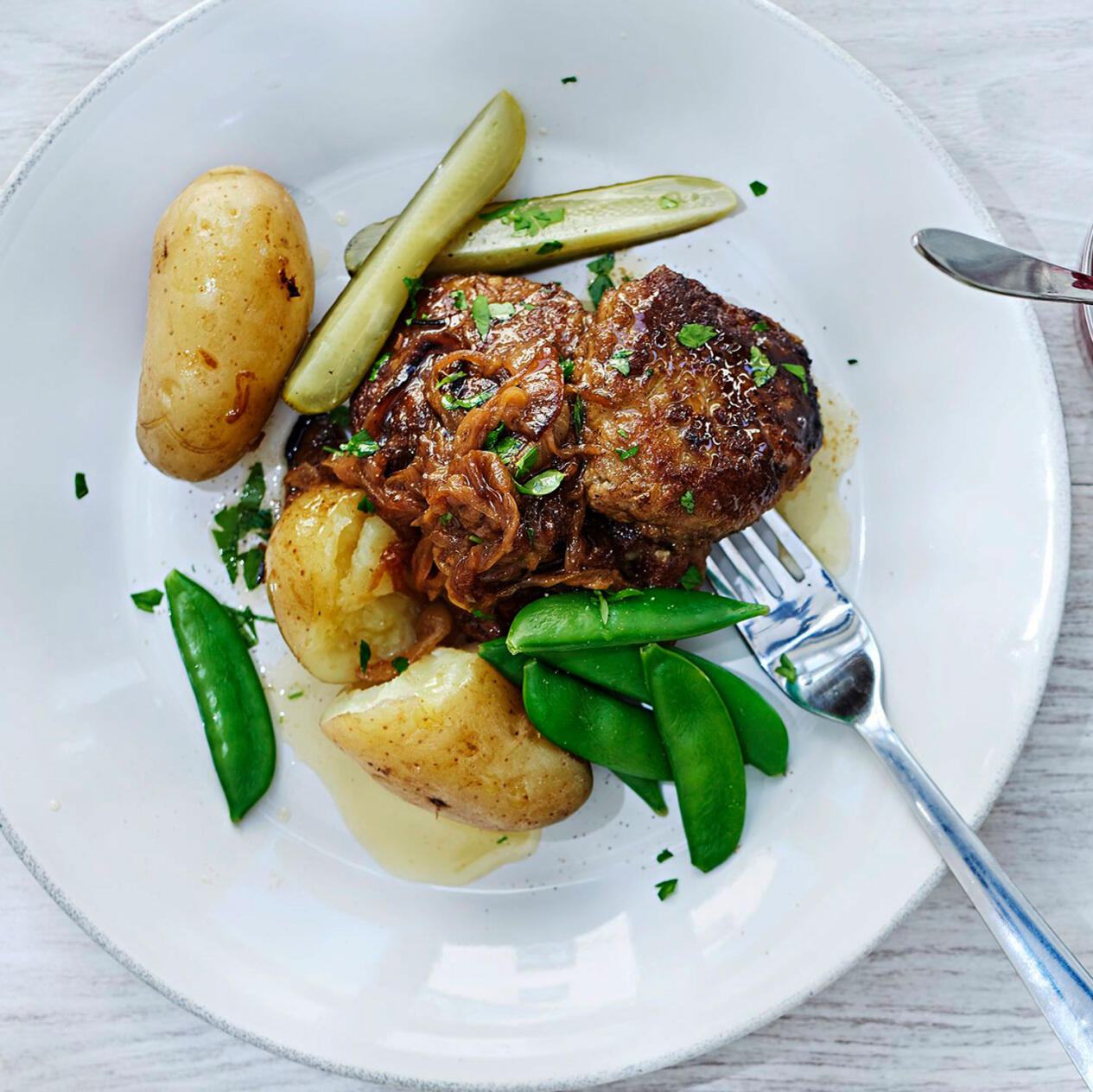 Bönfärsbiffar med löksky