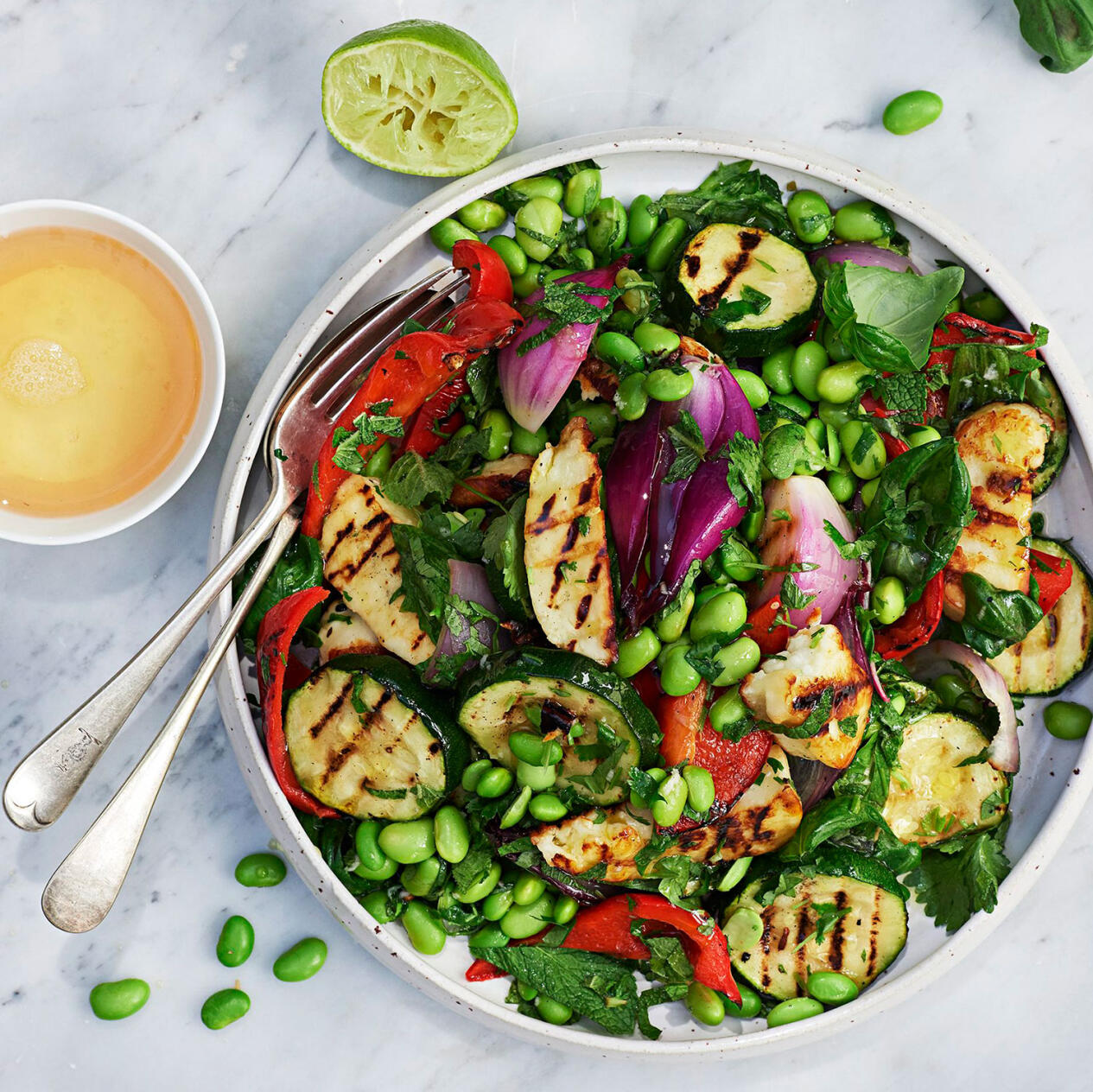 Sallad på grillade grönsaker och halloumi