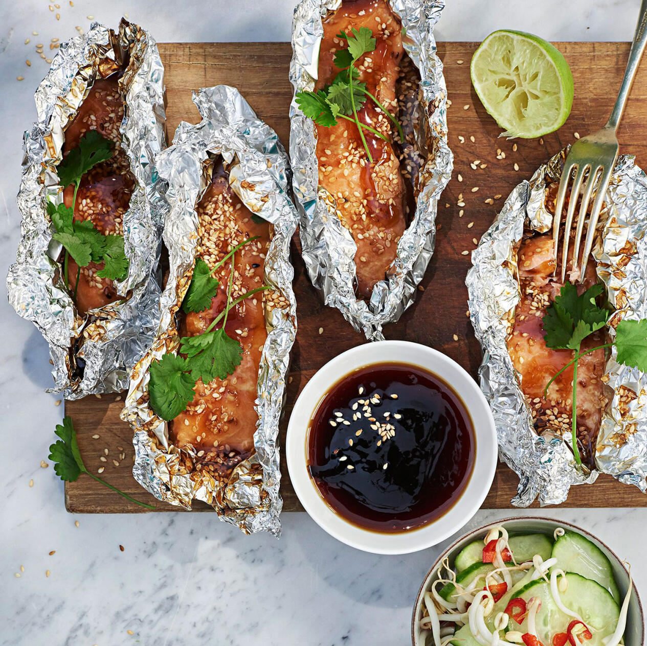 Lax i foliepaket med hoisinsås och sesamfrön