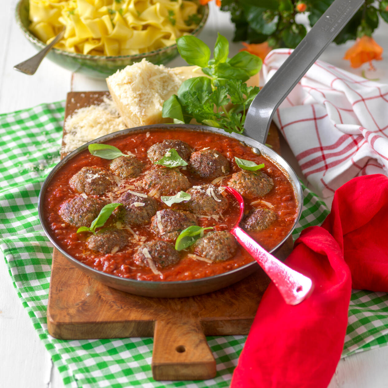 Italienska kalvfärsbullar i tomatsås
