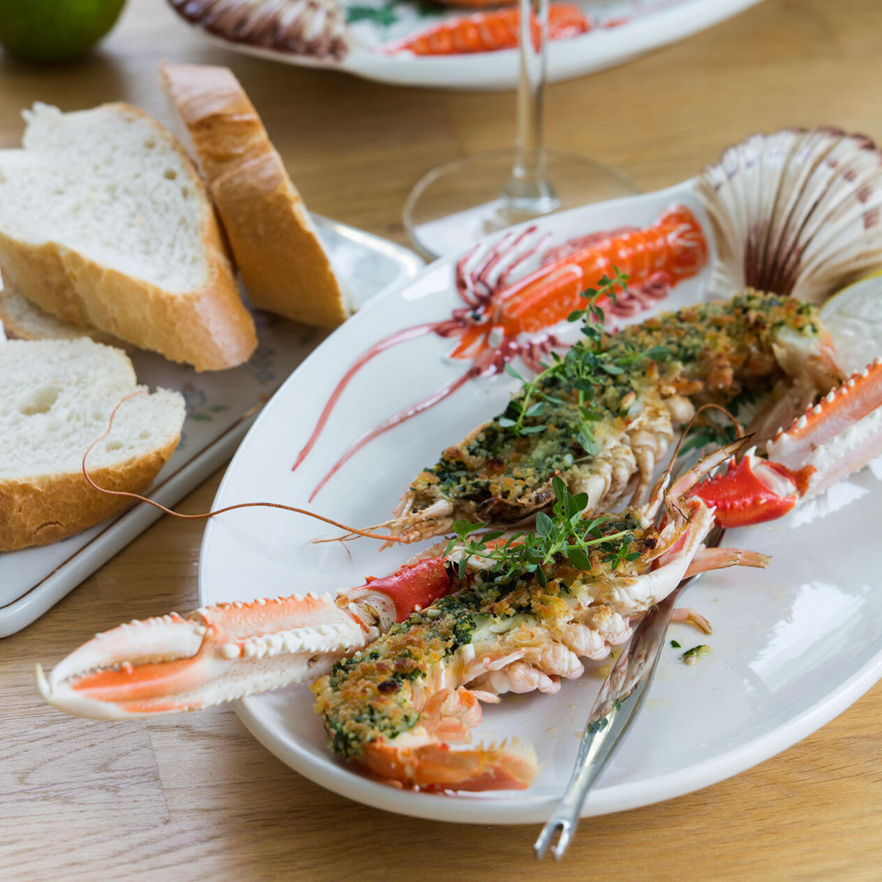 Pankogratinerade havskräftor med örtsmör