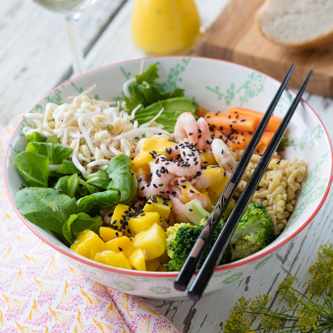 Poké bowl med räkor och mangodressing