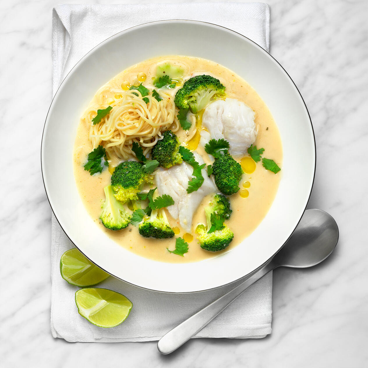 Fiskgryta med nudlar och broccoli