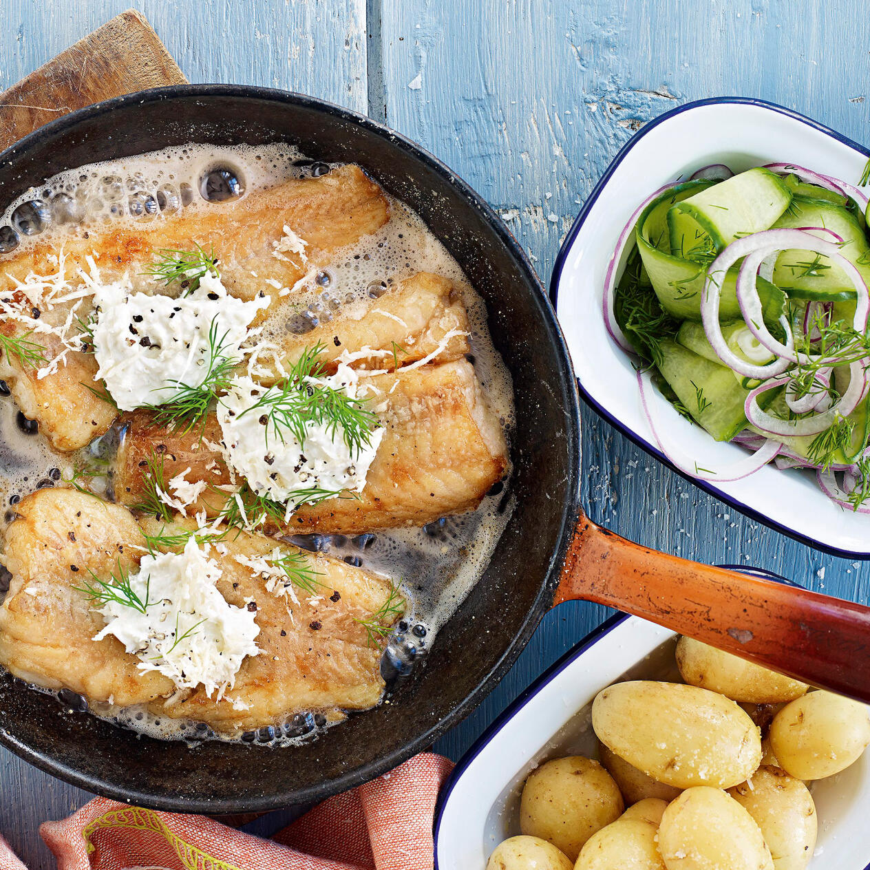 Smörstekt torsk med syrlig gurksallad och pepparrotssås