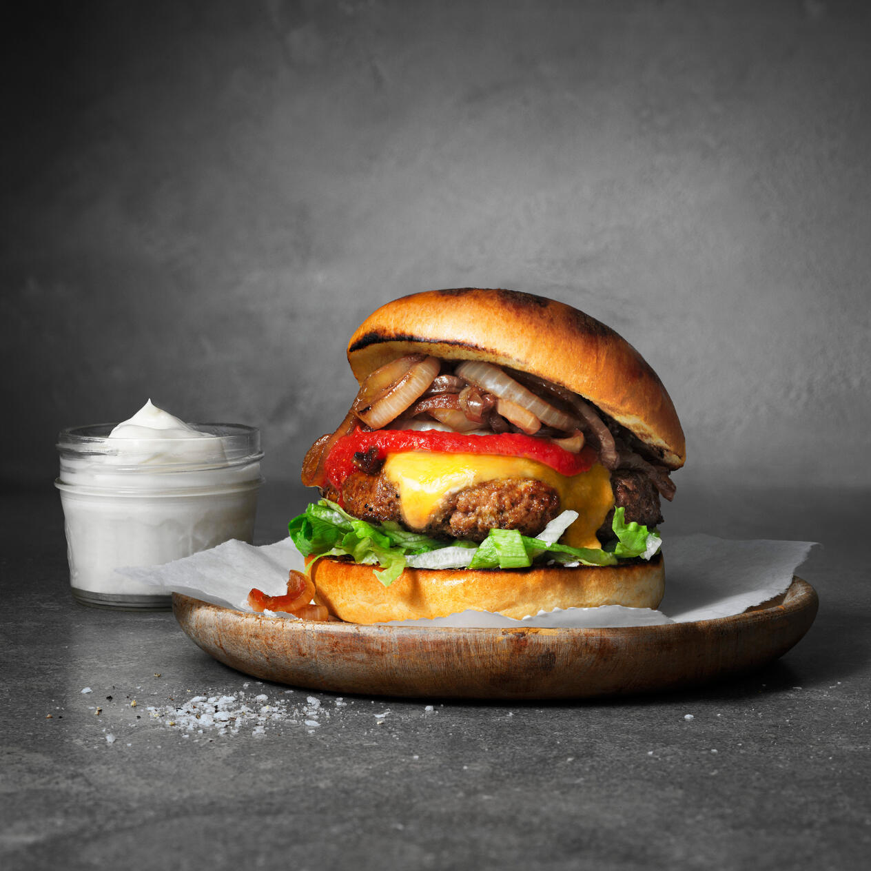 Högrevsburgare med karamelliserad lök