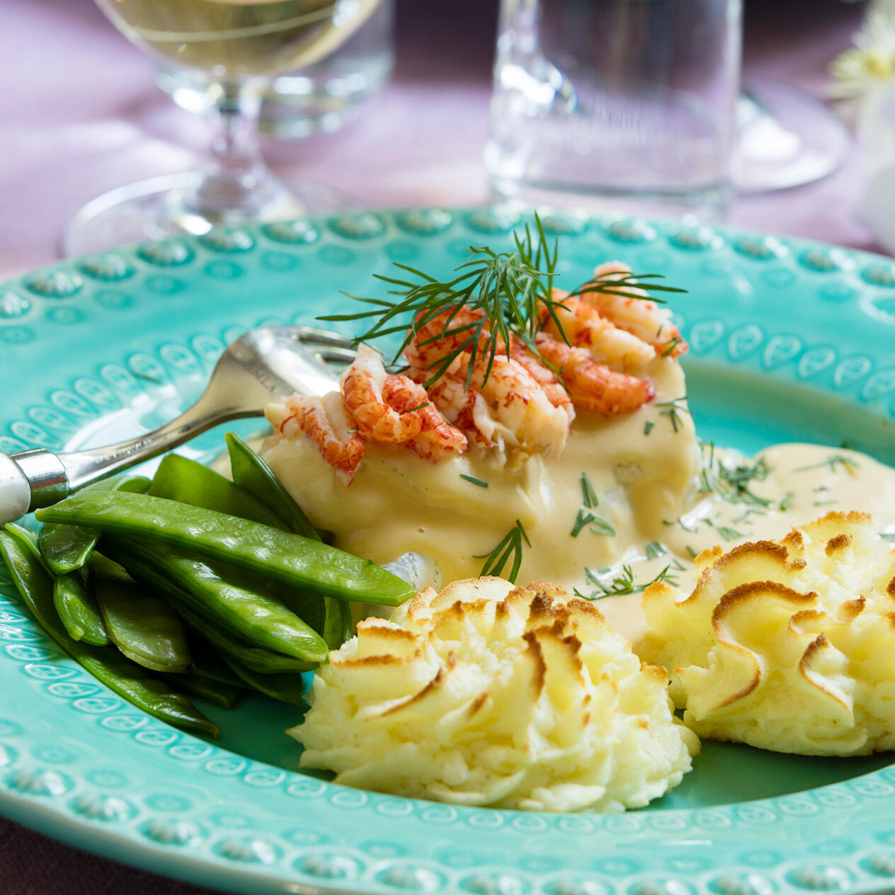 Fiskgratäng med kräftsås och gratinerade potatisrosor