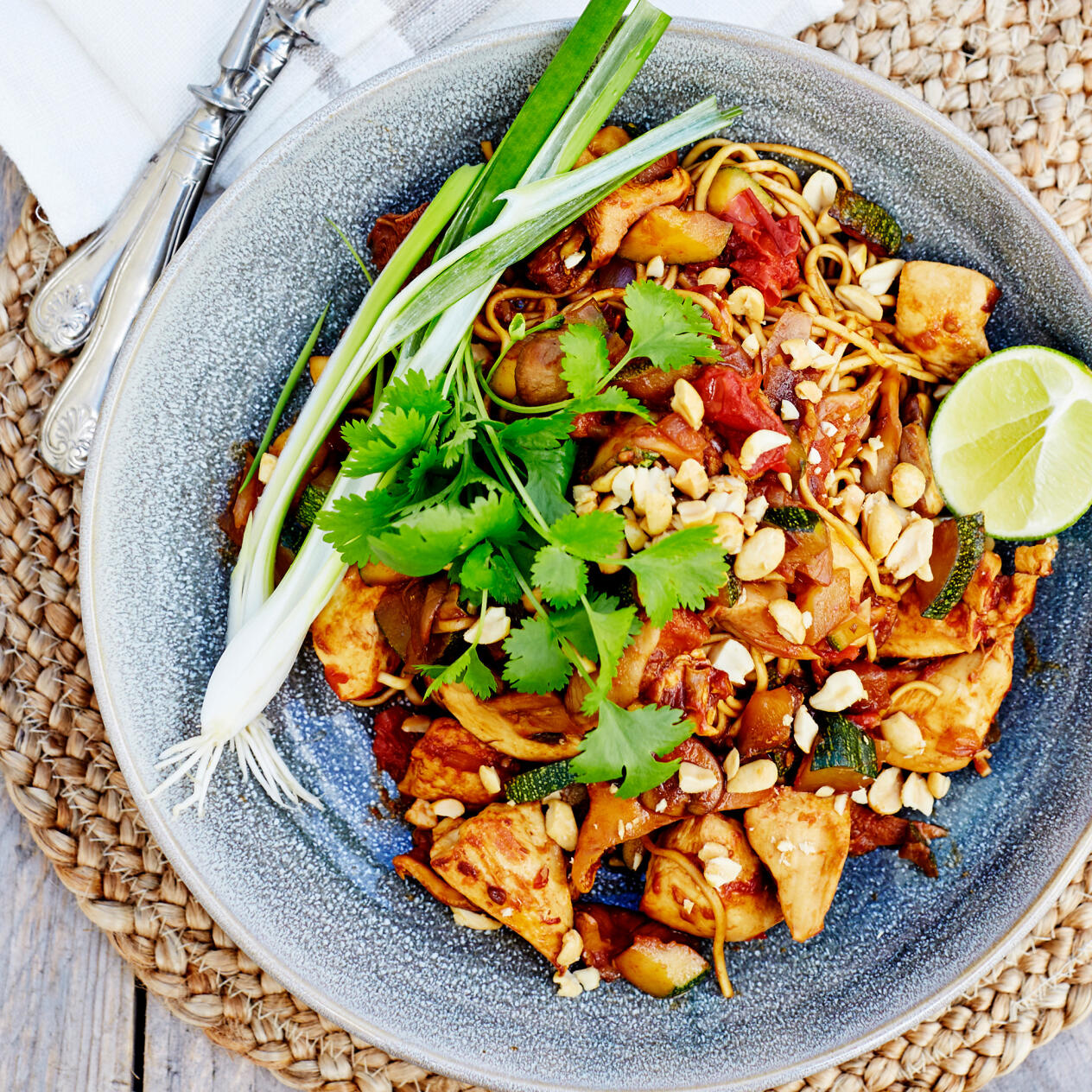 Nudlar med zucchini, kycklling och svamp