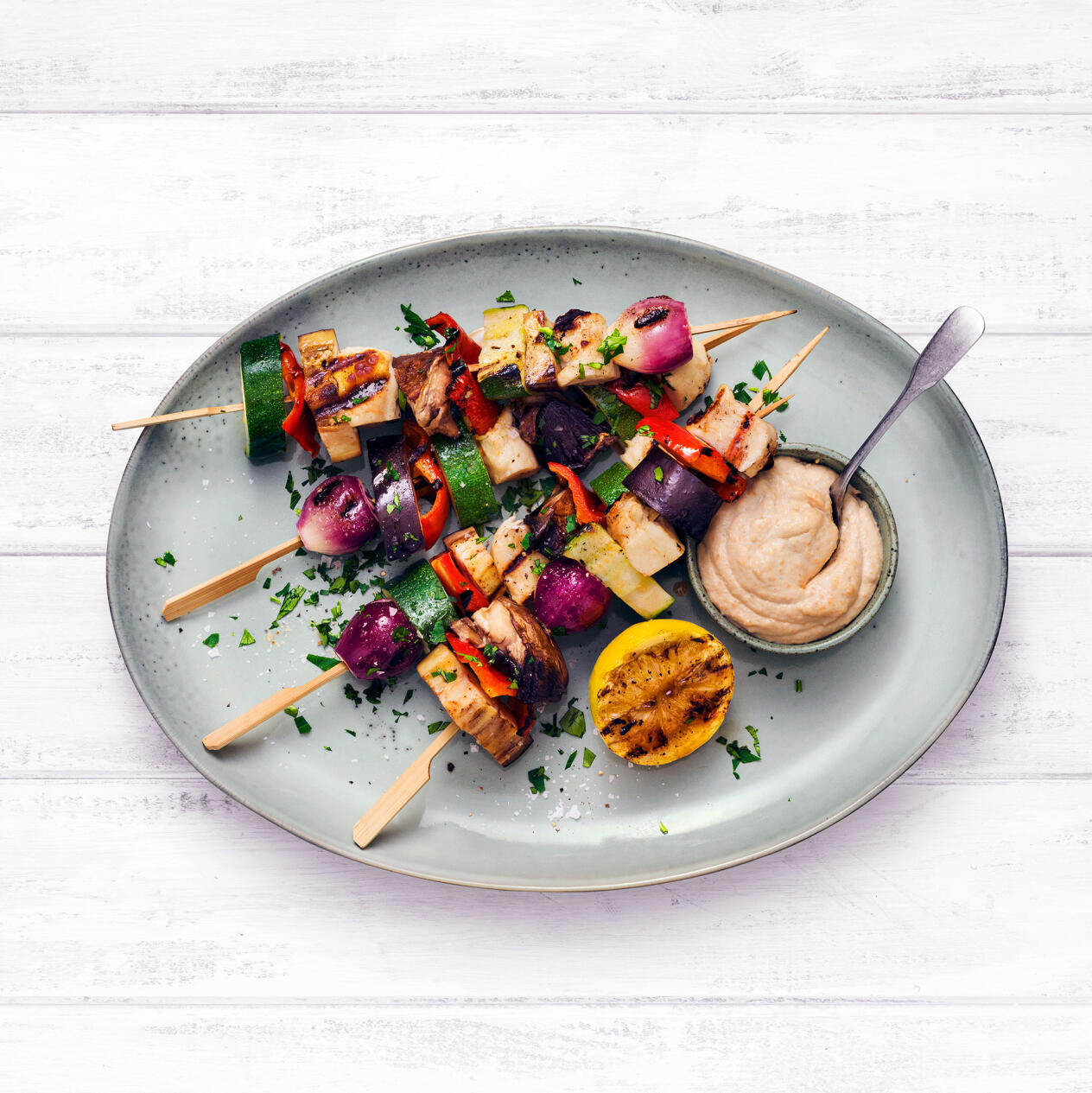 Grönsaksspett med saganaki och cashewnötsdipp