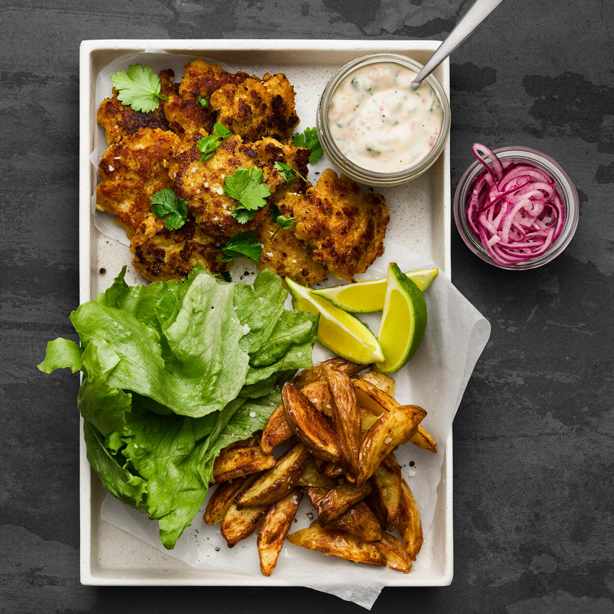 Fiskbiffar med curry och örtyoghurt