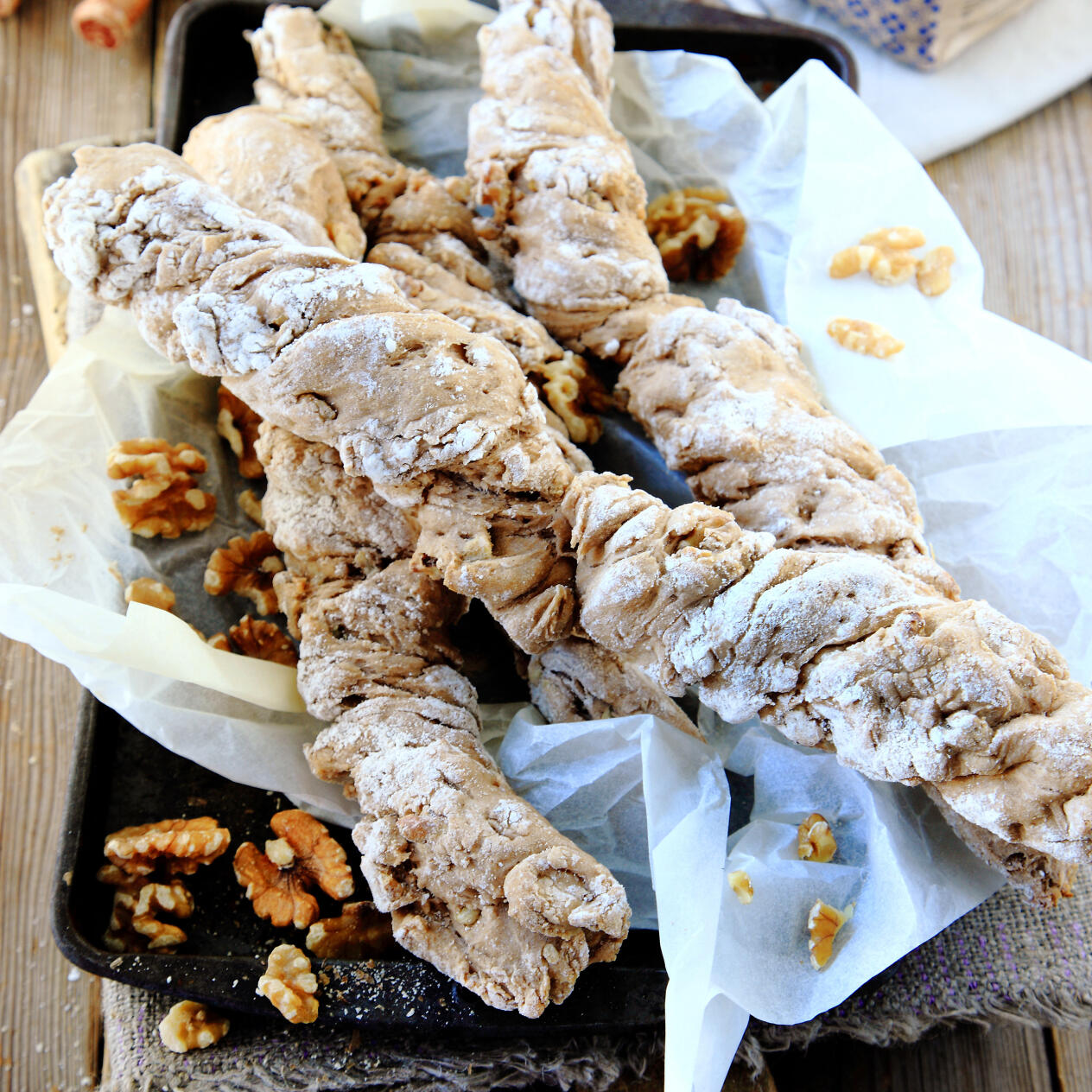 Vridna bröd med valnötter