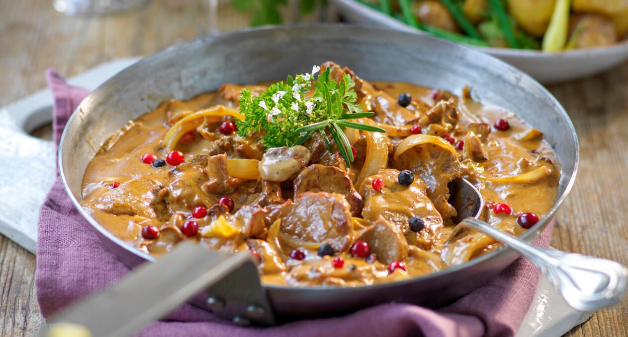 Fläskfilégryta med lingon och kantareller